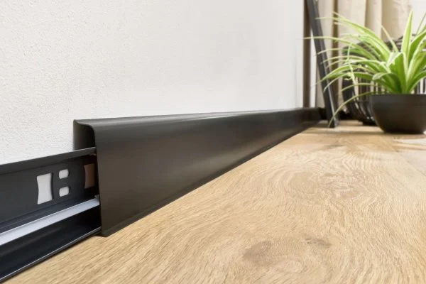 Плинтус пластиковый Arbiton INDO70 220 Чёрный матовый 2.5 м в Миассе