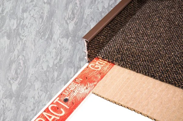 Плинтус для ковролина Korner Listwa 105 Темно-коричневый 2,5м (50мм) в Миассе